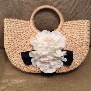 Straw bag with handle and flowers